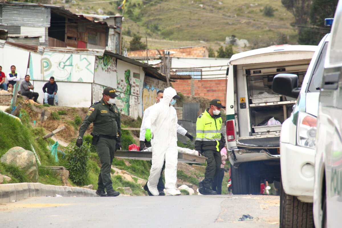Homicidio a bala en Soacha 1 Homicidio a bala en Soacha En la madrugada de este domingo el cuerpo tendido de un joven en vía pública alertó a la comunidad en el sector de El Barreno, en el vecino municipio de Soacha, quienes inmediatamente dieron el aviso a las autoridades para que acudieran al punto y verificaran qué le había sucedido, pues aparentemente tenía signos de violencia.