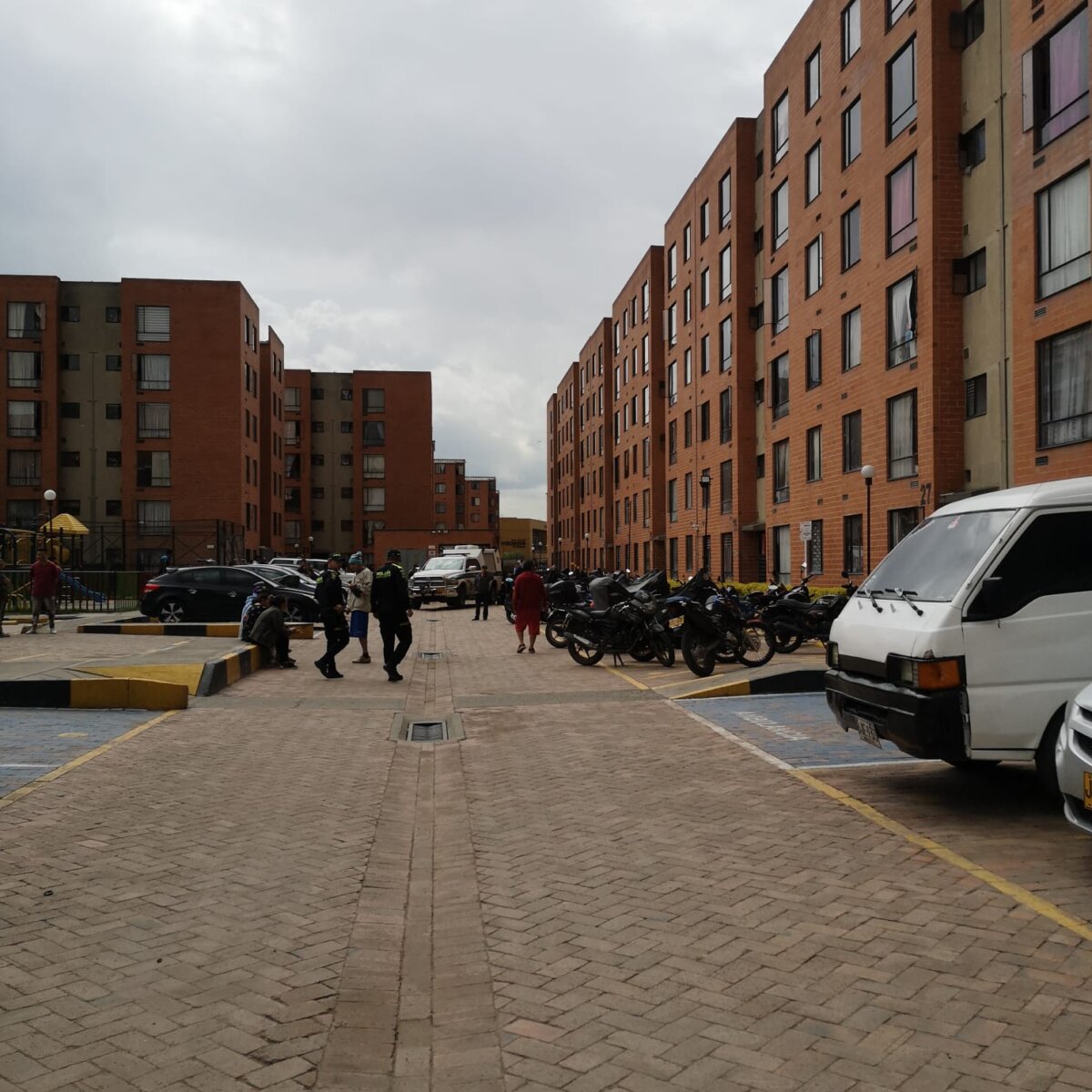 Un joven falleció en medio de riña en apartamento de Bosa 2 Un joven falleció en medio de riña en apartamento de Bosa Los tragos habrían desatado una riña que, resultó cobrando la vida de un joven al interior de un apartamento en Bosa.
