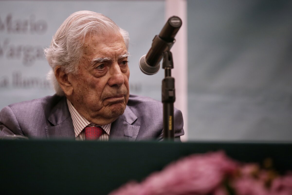 Hospitalizan a Mario Vargas Llosa por Covid El escritor y ganador del premio Nobel de literatura peruano-español Mario Vargas Llosa, de 87 años, se encuentra hospitalizado desde este sábado 1 de julio por Covid-19, esta es la segunda vez que el escritor se encuentra internado por Covid.
