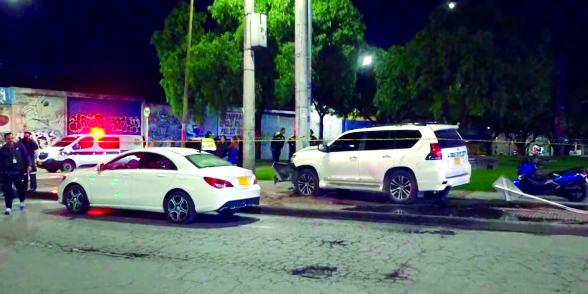 Inseguridad en Bogotá: hurto de carros, otro de los delitos sin control en la capital Un nuevo caso de hurto de una camioneta se registró la noche del martes en la localidad de Kennedy, cuando unos delincuentes armados amenazaron a los dueños de una camioneta de alta gama y los bajaron a la fuerza para huir con esta.