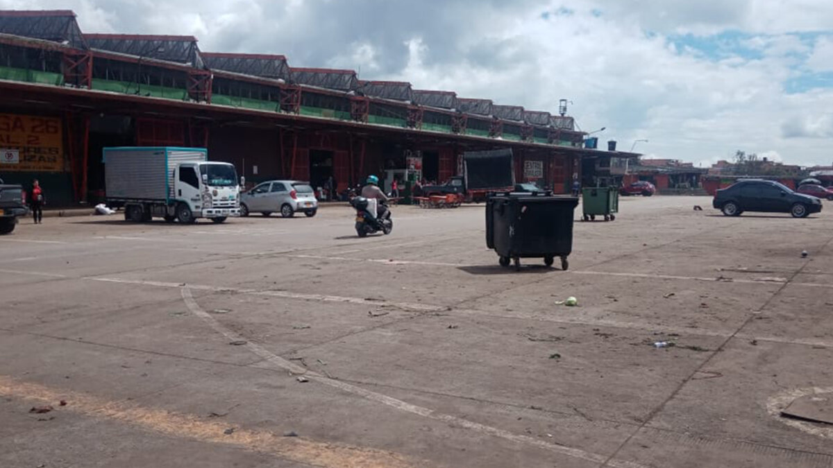 Kennedy: Impactante accidente cobró vida de trabajador en Coorabastos por la puerta 6 La víctima del accidente iba en bicicleta cerca a la puerta 6 de Coorabastos, en Kennedy, pero un accidente con un camión de carga le costó la vida.