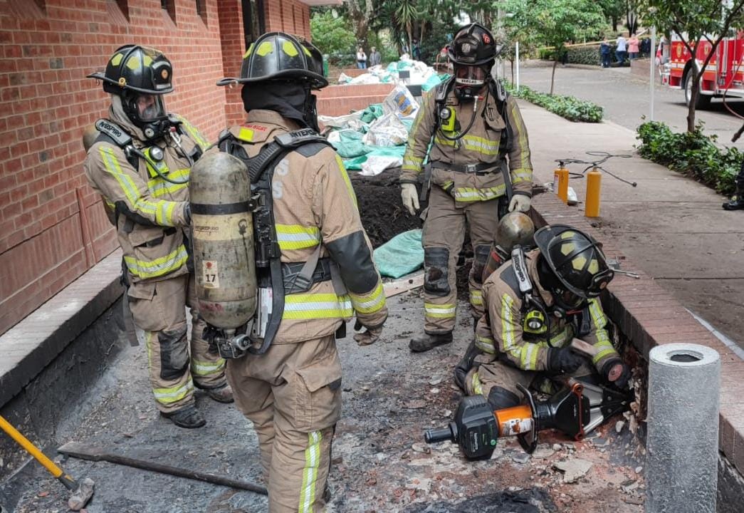 Impactante incendio en el barrio Chicó por una fuga de gas En las últimas horas se presentó un impresionante incendio ocurrido en un edificio ubicado sobre la Carrera 13 con Calle 90 en el barrio Chicó de la localidad de Chapinero, esta situación causó un gran temor entre los habitantes del barrio por la posibilidad de que las llamas se extendieran a otros edificios.