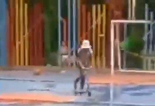 Indignante momento en el que una madre abandona a sus dos pequeñas hijas en un parque 1 Indignante momento en el que una madre abandona a sus dos pequeñas hijas en un parque En un desgarrador video quedó registrado el momento en el que una madre abandona a sus dos pequeñas hijas de 6 y 9 años en un parque de Santa Marta (Magdalena).