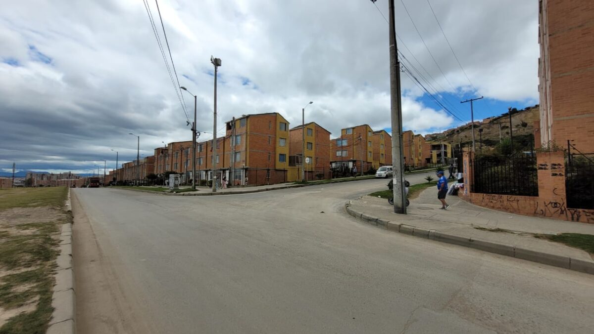 Por querer hurtarlo, tres pillos mataron a un joven trabajador en Soacha 1 Por querer hurtarlo, tres pillos mataron a un joven trabajador en Soacha Cuando salía para su trabajo, en horas de la madrugada, un joven en el sector de Cazuca, en Soacha, fue víctima de los pillos, quienes lo apuñalaron por robarle sus pertenencias.