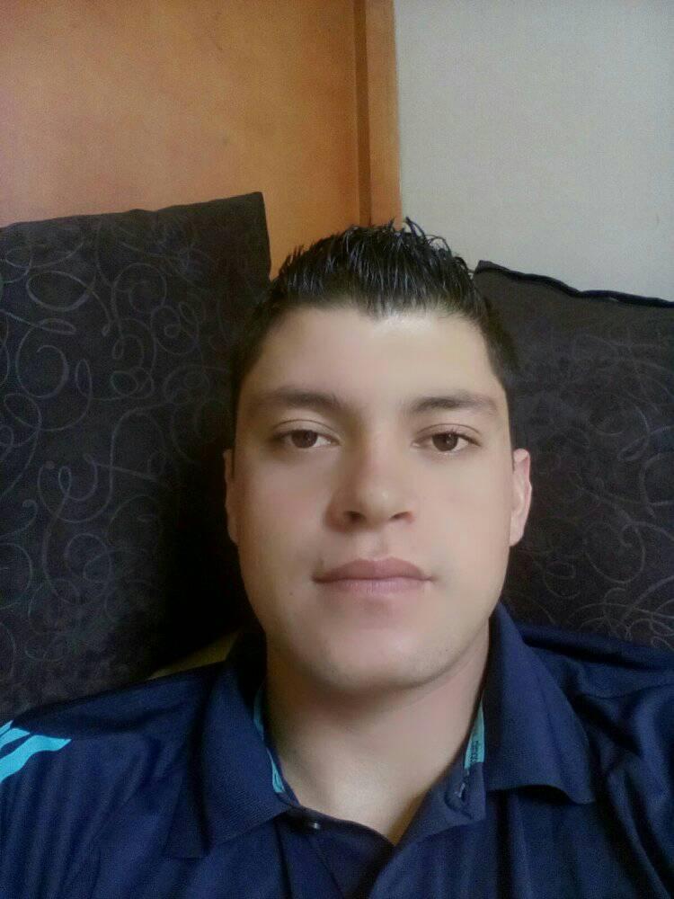 Iván Gómez, el joven asesinado dentro de una panadería en Soacha Los vecinos del barrio San Mateo, en el vecino municipio de Soacha, se encuentran conmocionados con el vil asesinato de Iván Gómez, un joven que trabajaba en una panadería del sector.