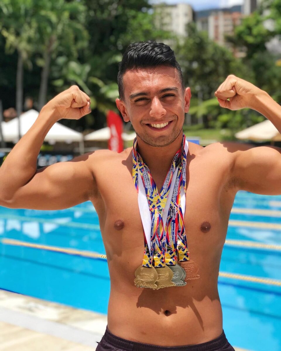 Jorge quiere ser el rey de los mares Encarar el poderío del agua es algo que Jorge Iván del Valle convirtió en un hábito. Es que este vallecaucano, de 31 años, es un experto nadador, pues ya ostenta varios títulos internacionales cruzando largos trayectos en aguas abiertas; el último de estos fue en el canal Kaiwi de Hawaii (Estados Unidos), donde registró el récord latinoamericano.