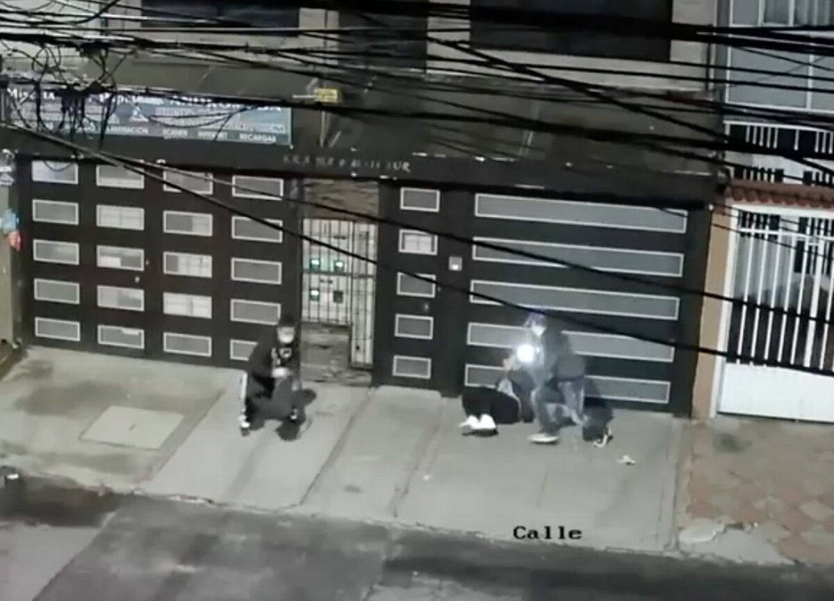 Inseguridad disparada Bogotá: joven fue apuñalado por ladrones en Puente Aranda 2 Inseguridad disparada Bogotá: joven fue apuñalado por ladrones en Puente Aranda Por robarle sus pertenencias, un joven resultó herido tras ser apuñalado cuando se dirigía para su casa en el barrio Autopista Sur, después de cumplir su jornada de trabajo, cuando fue abordado por hombres que se dirigían en un taxi.