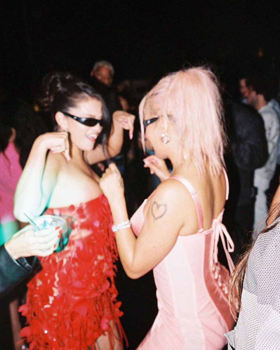 Karol G se fue de "farra" para celebrar el cumpleaños de Selena Gómez Selena Gómez estuvo celebrando su cumpleaños número 31, la cantante estuvo rodeada por familiares, amigos cercanos y otras celebridades, entre ellas estuvo Karol G, París Hilton y Christina Aguilera, con quienes la actriz se tomó varias fotografías que subió a las redes sociales.