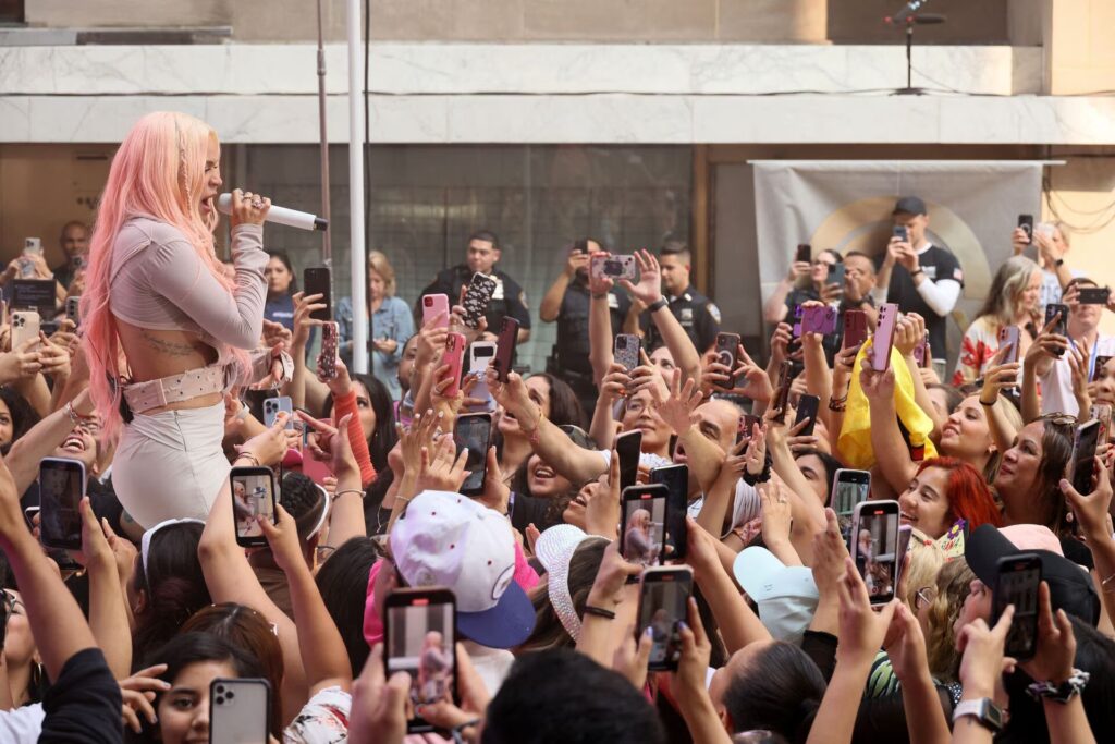 Karol G rompió récord en el Today Show: más de 15 mil personas la acompañaron 1 Karol G rompió récord en el Today Show: más de 15 mil personas la acompañaron Luego de anunciar que Karol G se presentaría en el reconocido show, sus fanáticos esperaron por largas horas para verla, hecho que hizo que batiera un récord de asistencia en este espectáculo.