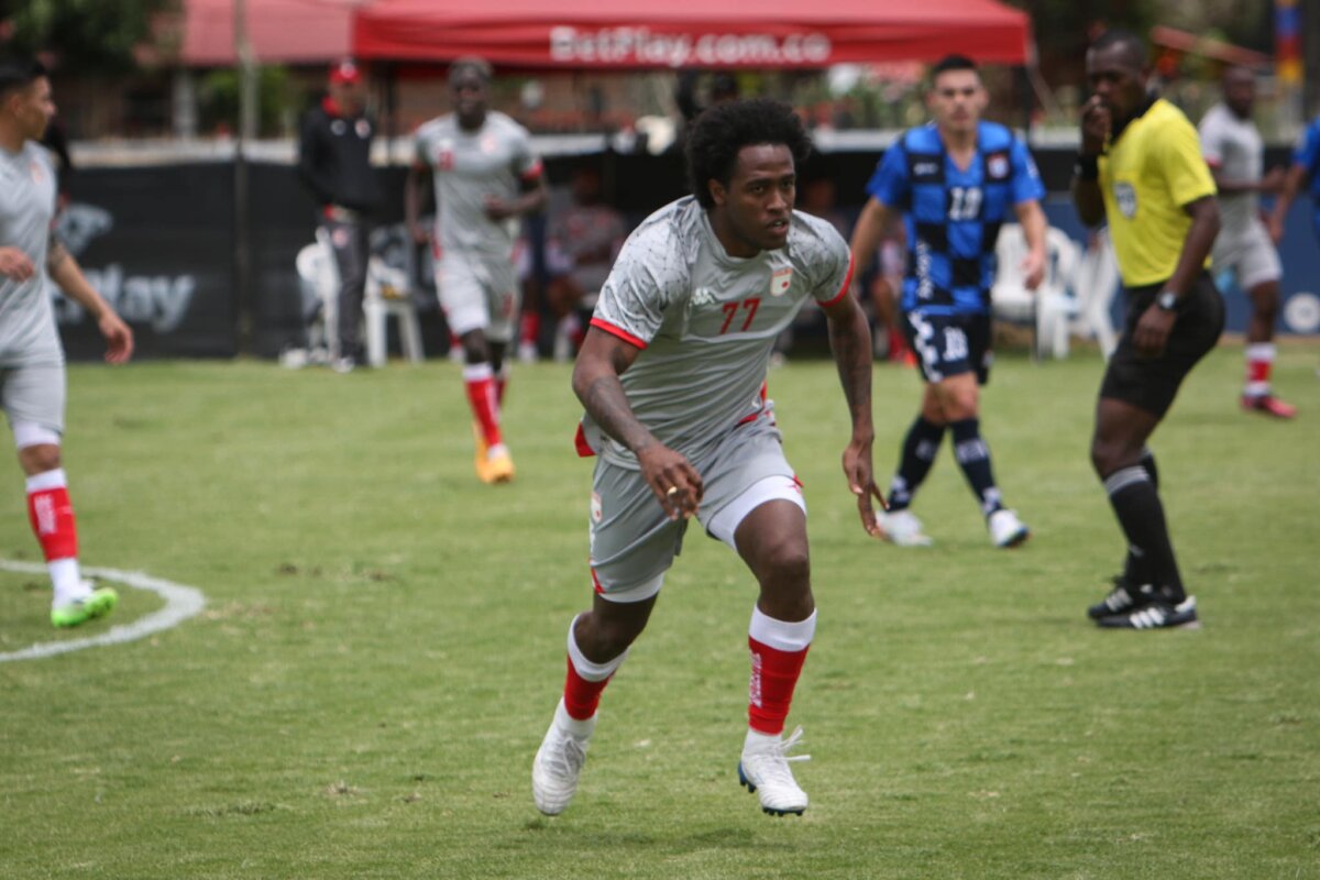 “Siempre soñé con venir a Santa Fe”, Kevin Londoño Uno de los jugadores que trajo Santa Fe para competir en la Liga del segundo semestre es Kevin Londoño. Este volante ofensivo de 29 años llegó al Rojazo procedente del La Equidad y el pasado miércoles debutó frente a Jaguares, en la victoria 1-0. Para este futbolista es un sueño vestir la camiseta del Primer Campeón. Q'HUBO habló con él para que nos contara las razones.