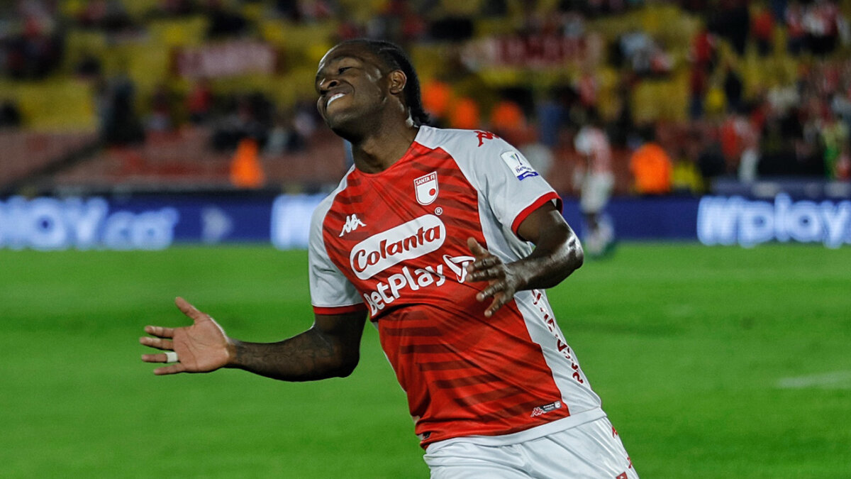 “Siempre soñé con venir a Santa Fe”, Kevin Londoño 4 “Siempre soñé con venir a Santa Fe”, Kevin Londoño Uno de los jugadores que trajo Santa Fe para competir en la Liga del segundo semestre es Kevin Londoño. Este volante ofensivo de 29 años llegó al Rojazo procedente del La Equidad y el pasado miércoles debutó frente a Jaguares, en la victoria 1-0. Para este futbolista es un sueño vestir la camiseta del Primer Campeón. Q'HUBO habló con él para que nos contara las razones.