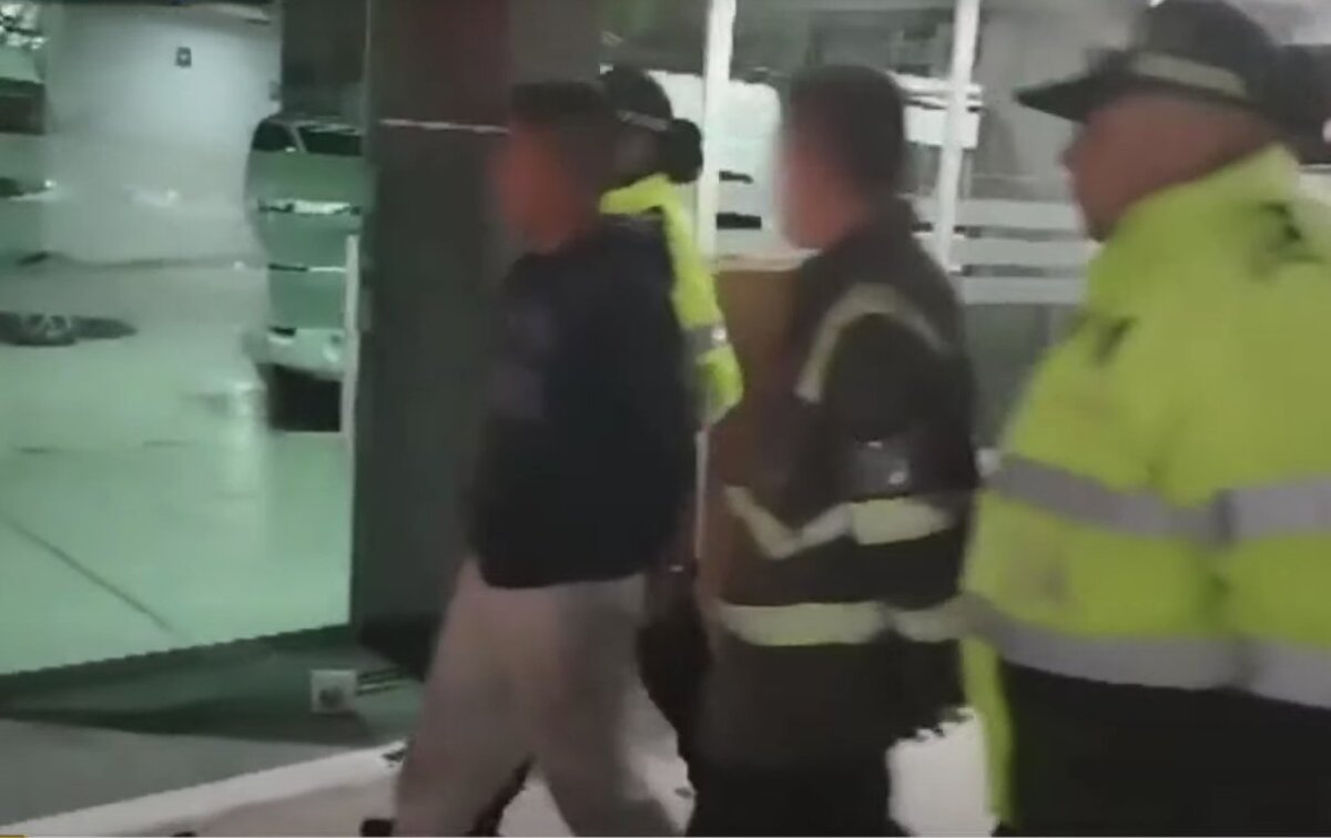 La Policía capturó a dos pillos que acababan de robar un supermercado en Kennedy 1 La Policía capturó a dos pillos que acababan de robar un supermercado en Kennedy La Policía Metropolitana de Bogotá capturó a dos delincuentes que acababan de robar un supermercado en el barrio Ciudad de Cali, en la localidad de Kennedy, estos bandidos violentaron la reja del establecimiento para poder ingresar al local y hurtar lo que se encontraba en su interior.