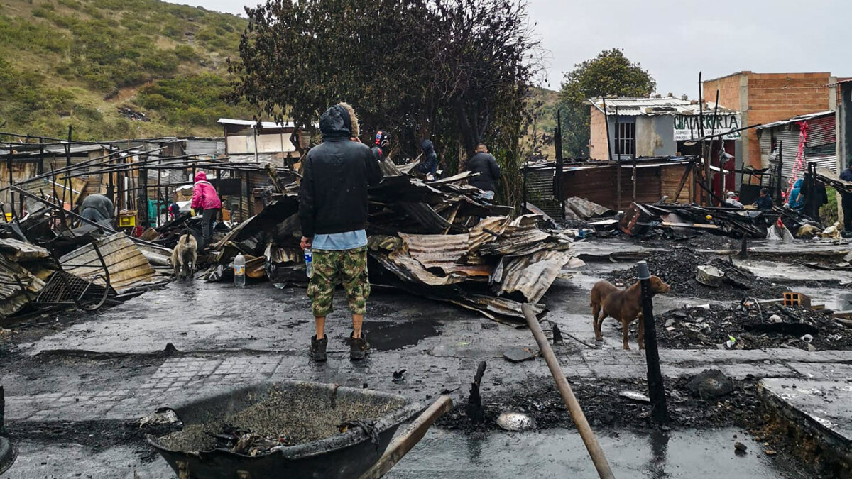 La devastación tras las llamas: el día después del incendio en Ciudad Bolívar Cerca de las cinco de la tarde de este martes se presentó un grave incendio en el sector del Paraíso, en la parte alta de la localidad de Ciudad Bolívar.