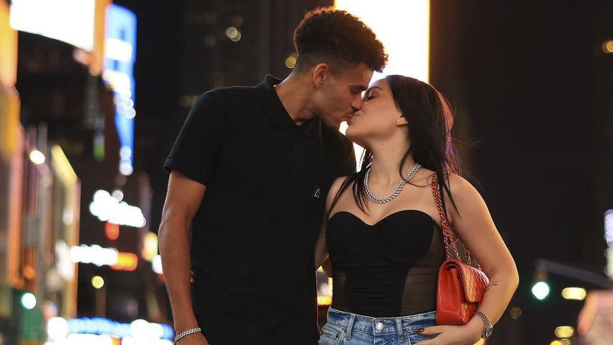 La historia de amor de Lucho Díaz y Gera Ponce En la noche del jueves, 6 de julio, Lucho Díaz y Gera Ponce se comprometieron en medio de una velada realmente romántica. 