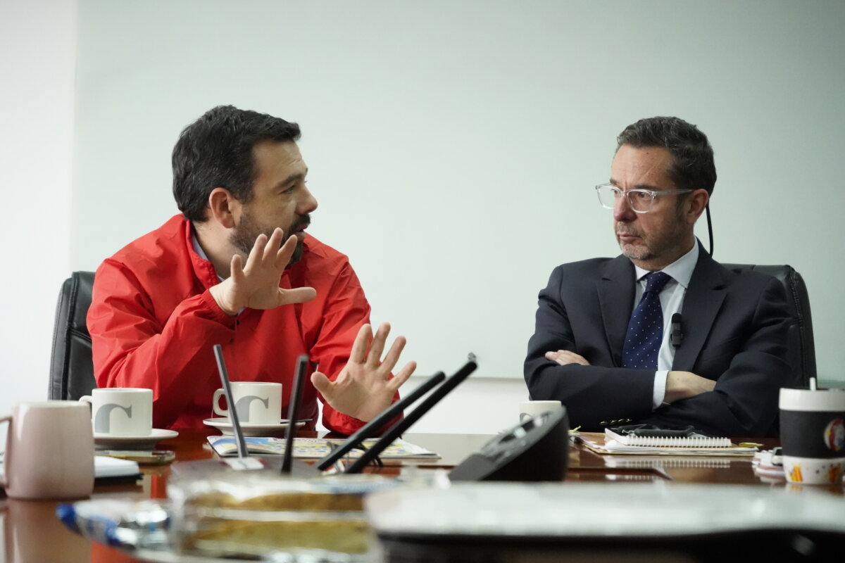 “La tercera es la vencida”, Carlos Fernando Galán 1 “La tercera es la vencida”, Carlos Fernando Galán Carlos Fernando Galán ya se había postulado dos veces a la Alcaldía Mayor de Bogotá, pero fue derrotado por Gustavo Petro y Claudia López; no obstante, él está convencido que esta vez será diferente porque tiene el respaldo de un importante número de ciudadanos y está convencido que sus propuestas gustan y se pueden ejecutar a cabalidad.