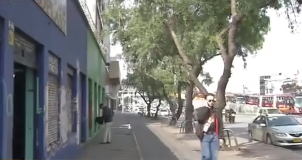 Ladrones se están disfrazando de recicladores para robar a comerciantes en el Ricaurte 2 Ladrones se están disfrazando de recicladores para robar a comerciantes en el Ricaurte Varios comerciantes del sector del Ricaurte, en Los Mártires, denunciaron que han sido víctimas de los ladrones, quienes estarían camuflándose como recicladores del sector para ingresar a varios establecimientos de la zona.
