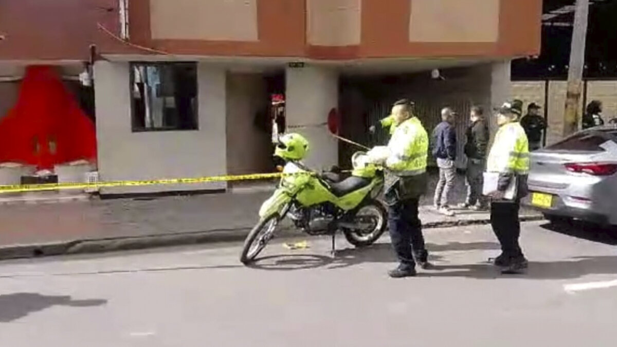Lanzaron una granada dentro de un motel en Venecia, ofrecen $20 millones por información Durante la tarde de este jueves 20 de julio se registró una explosión al interior de un motel ubicado sobre la Diagonal 47 sur con Carrera 52 en el barrio Venecia de la localidad de Tunjuelito, según las primeras informaciones no hubo personas heridas ni víctimas mortales.