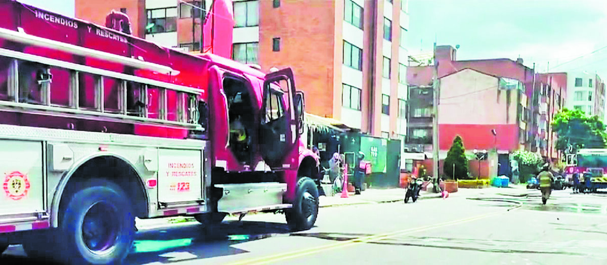 Le quemaron la moto a 2 ladrones en Usaquén 1 Le quemaron la moto a 2 ladrones en Usaquén Sucedió la tarde de este viernes en el sector de Cedritos, en la localidad de Usaquén. Una mujer fue víctima de hurto por parte de dos delincuentes que se desplazaban en una motocicleta. Los sujetos lograron minimizar a su víctima y robarle el celular, pero con lo que no contaban era la reacción de varios vecinos que lograron bajarlos de la moto y, a pesar de que lograron escapar, el vehículo que usaban para perpetrar sus fechorías quedó en el sitio y la comunidad reaccionó prendiéndole candela. Les contamos.