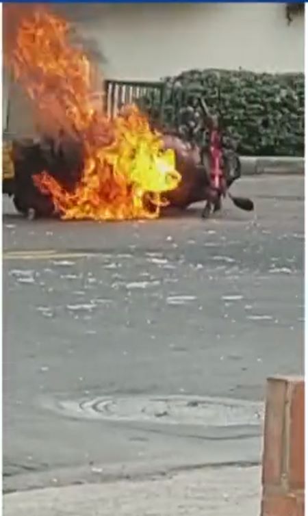 Le quemaron la moto a 2 ladrones en Usaquén 2 Le quemaron la moto a 2 ladrones en Usaquén Sucedió la tarde de este viernes en el sector de Cedritos, en la localidad de Usaquén. Una mujer fue víctima de hurto por parte de dos delincuentes que se desplazaban en una motocicleta. Los sujetos lograron minimizar a su víctima y robarle el celular, pero con lo que no contaban era la reacción de varios vecinos que lograron bajarlos de la moto y, a pesar de que lograron escapar, el vehículo que usaban para perpetrar sus fechorías quedó en el sitio y la comunidad reaccionó prendiéndole candela. Les contamos.