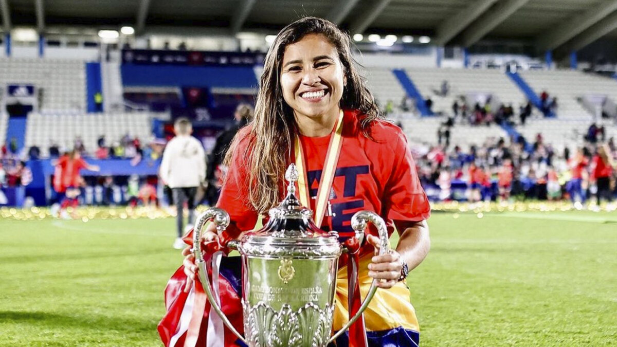 Leicy Santos ahora estará en un Videojuego La jugadora colombiana, Leicy Santos, será incluida en la portada de un reconocido videojuego junto a otras grandes figuras del fútbol.