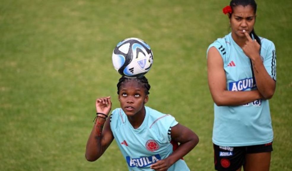 Linda Caicedo encendió las alarmas en la Selección Colombia tras desvanecerse en pleno entrenamiento Hace pocos minutos se confirmó la noticia sobre Linda Caicedo por parte de una de las periodistas colombianas enviadas a cubrir el Mundial de Fútbol Femenino de Australia y Nueva Zelanda, quien acompañaba el entrenamiento de la Selección Colombia de cara al próximo juego contra Alemania.