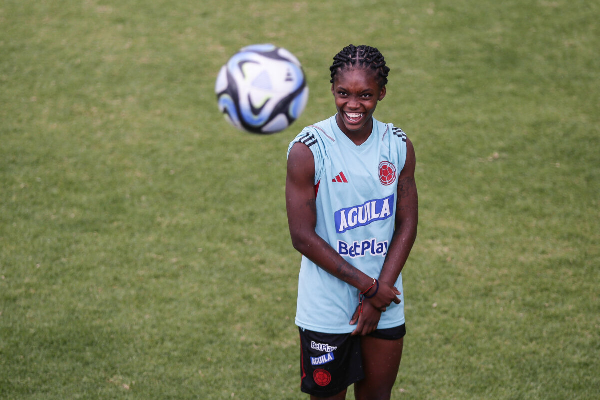 Linda y Ana María, están más que preparadas para el Mundial Femenino 1 Linda y Ana María, están más que preparadas para el Mundial Femenino Estamos a muy poco de volvernos a ilusionar con las ‘Chicas Superpoderosas’ de la Selección Colombia cuando suene el silbato del Mundial de Australia y Nueva Zelanda.