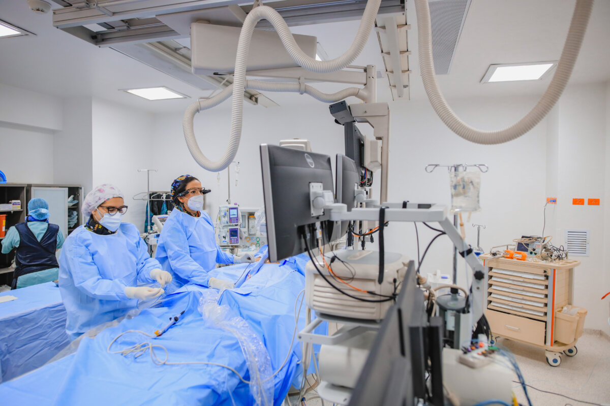 Los Mic, ¿otra enfermedad para la salud en Colombia? 2 Los Mic, ¿otra enfermedad para la salud en Colombia? En un comienzo, la idea de traer médicos venezolanos a Colombia parecía genuina y bien intencionada, pues se buscaba que un grupo de 1.200 jóvenes colombianos que se graduaron de Medicina en Venezuela pudieran homologar aquí sus estudios.