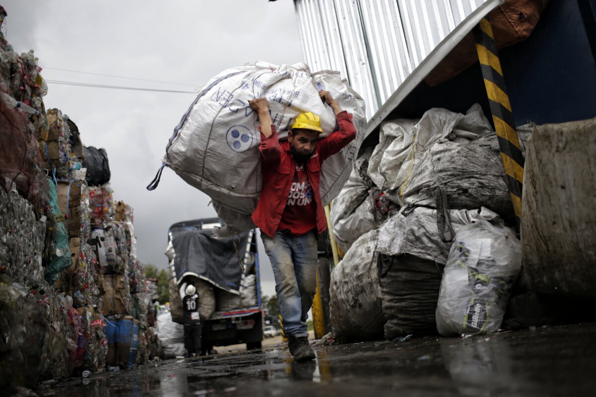 Los bogotanos le pierden el interés al reciclaje 1 Los bogotanos le pierden el interés al reciclaje Según la Encuesta de Cultura Ambiental, los bogotanos cada vez reciclan menos.