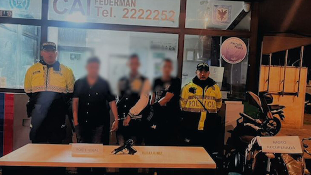 Los cogieron por robar una moto en Teusaquillo En las últimas horas, la Policía Metropolitana de Bogotá informó que se logró la captura de tres sujetos en Teusaquillo, pues minutos antes habían hurtado una motocicleta intimidando a la víctima con un arma de fuego. Además de esto, tras intentar evitar la captura ofreciendo un soborno a los policías, se les agregó el cargo de cohecho.