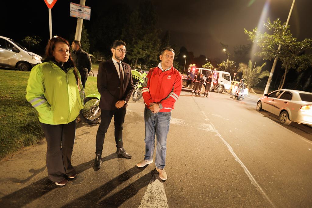 Los pillaron haciendo piques ilegales frente al parque Simón Bolívar 2 Los pillaron haciendo piques ilegales frente al parque Simón Bolívar Durante la noche de este jueves, el Comando Nocturno de la Secretaría de Seguridad de Bogotá sorprendió a varios conductores que estaban realizando piques ilegales a la altura de la Calle 53 con Carrera 30 y en la Calle 63, en el sector del parque Simón Bolívar (Barrios Unidos), a los que se les impusieron los respectivos comparendos y se les inmovilizaron sus vehículos.