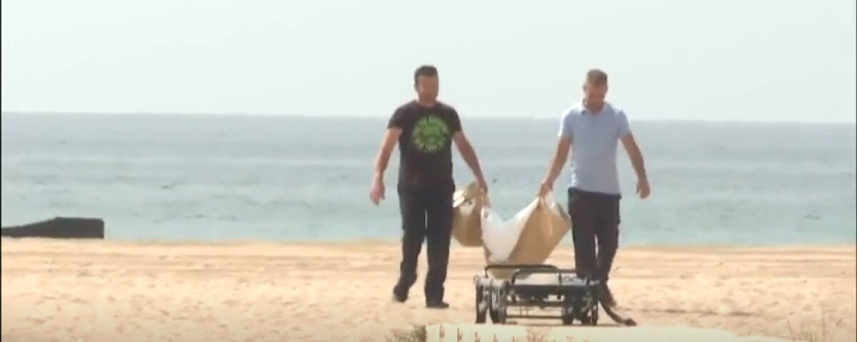 ¡Macabro! Hallan el cuerpo de un bebé decapitado 1 ¡Macabro! Hallan el cuerpo de un bebé decapitado En las últimas horas, el cuerpo de un bebé decapitado fue hallado flotando en una playa. El cadáver se encontraba en alto grado de descomposición.