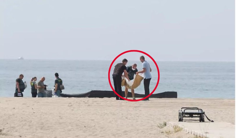 ¡Macabro! Hallan el cuerpo de un bebé decapitado En las últimas horas, el cuerpo de un bebé decapitado fue hallado flotando en una playa. El cadáver se encontraba en alto grado de descomposición.