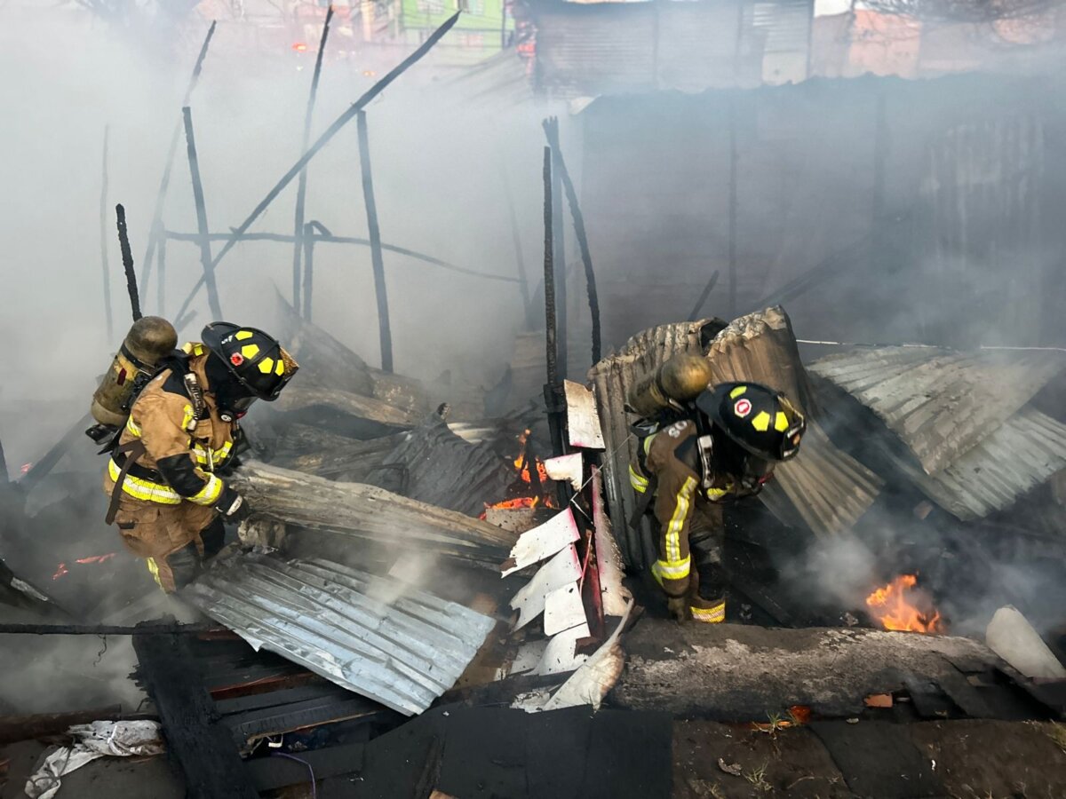 Más de 70 personas quedaron sin vivienda por incendio en El Paraíso 1 Más de 70 personas quedaron sin vivienda por incendio en El Paraíso El incendio registrado en el barrio El Paraíso, en Ciudad Bolívar, dejó 23 casas quemadas y 76 personas sin hogar