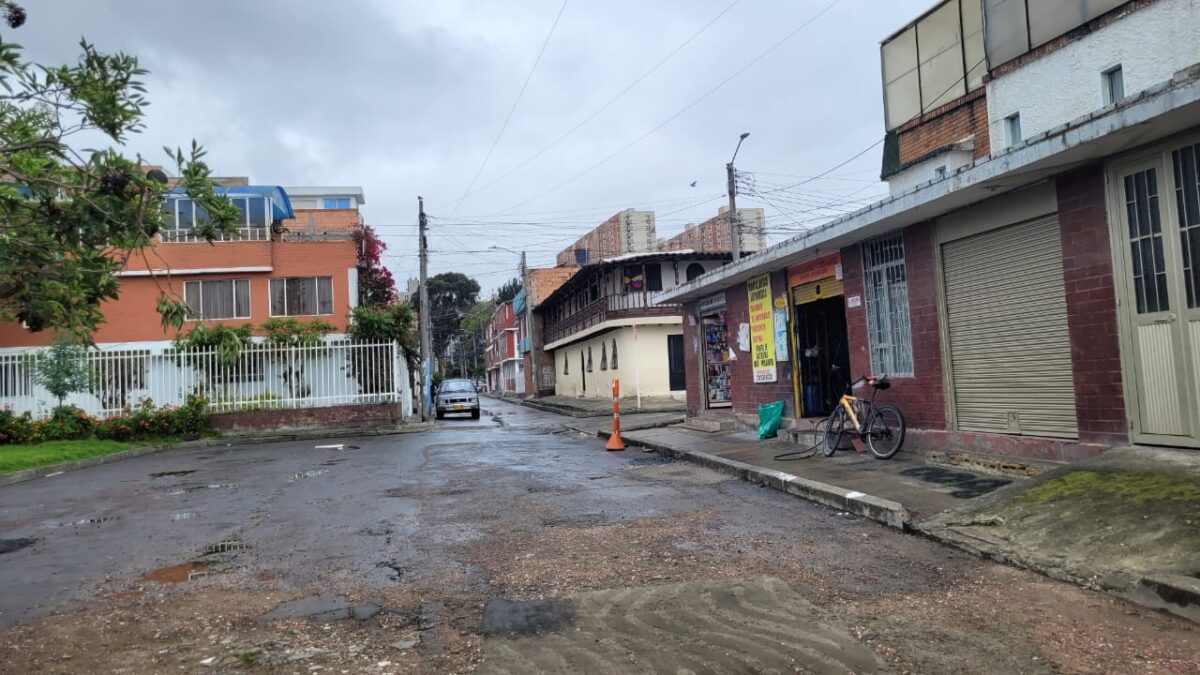 Menor de edad fue encontrado desnudo y golpeado en Ciudad Bolívar 1 Menor de edad fue encontrado desnudo y golpeado en Ciudad Bolívar En la noche del jueves, día de la independencia de Colombia, un menor de edad fue encontrado desnudo y con múltiples golpes en su cuerpo en una calle del sur de Bogotá. El adolescente fue trasladado a un centro médico, donde ahora se recupera.