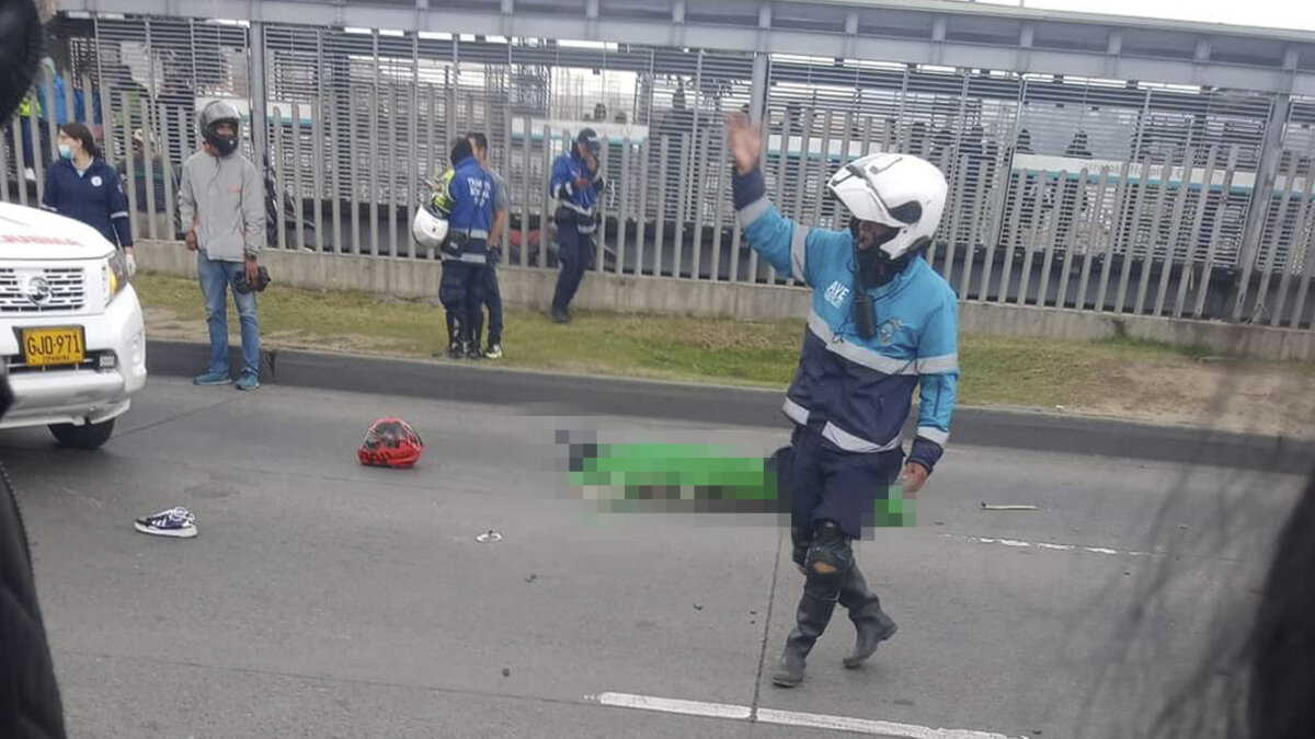 Tragedia en Soacha: menor de edad murió en accidente de tránsito La víctima del accidente de tránsito, ocurrida por el sector de Terreros, en Soacha, iba en una moto junto a su hermano, y según vecinos de la zona, el exceso de velocidad, la imprudencia y el mal estado de las vías contribuirían al aumento de siniestros en la zona.