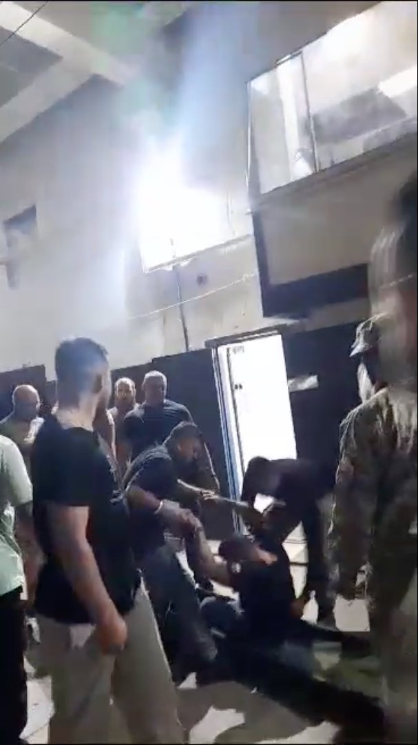 Mercenarios colombianos en Ucrania denuncian maltratos por parte de soldados locales 2 Mercenarios colombianos en Ucrania denuncian maltratos por parte de soldados locales Humillaciones y agresiones físicas han sido denunciadas en las últimas horas por parte de varios mercenarios colombianos que se encuentran apoyando a las tropas ucranianas que combaten en ese país al ejército ruso en la guerra que inició desde febrero de 2022.