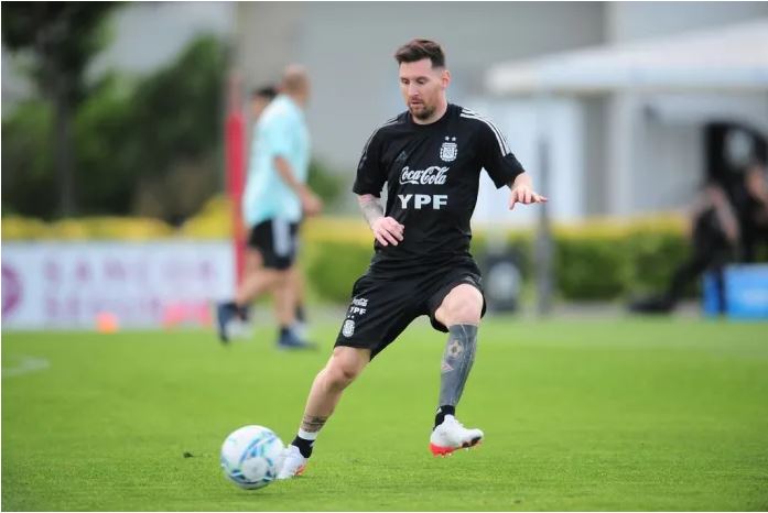 Messi ya empezó sus entrenamientos con el Inter 1 Messi ya empezó sus entrenamientos con el Inter Las esperanzas de Lionel Messi de disfrutar de una vida más tranquila en la MLS para cerrar su legendaria carrera pueden resultar algo ilusorias. En Miami, una ciudad revolucionada por su llegada, el argentino comenzó este miércoles una intensa primera semana de presentaciones.
