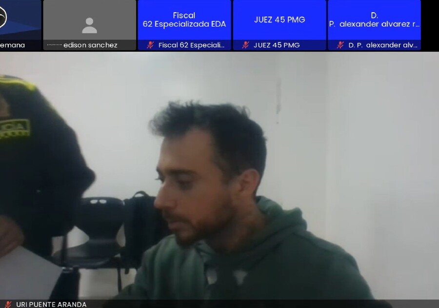 Expulsan a ciudadano canadiense que agredió a patrullero en aeropuerto El Dorado 1 Expulsan a ciudadano canadiense que agredió a patrullero en aeropuerto El Dorado La decisión se tomó luego del hecho que se presentó el 11 de julio en el aeropuerto El Dorado, en Bogotá, donde un ciudadano canadiense agredió a puños a un patrullero por intentar quitarle su arma de dotación.
