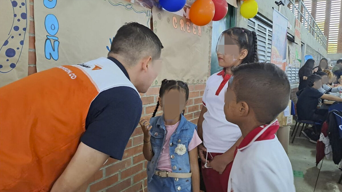 Millones de niños trabajan en la producción de ingredientes para cosméticos Millones de niños y niñas en el mundo trabajan en la producción de ingredientes para productos de belleza, según advierte la ONG World Vision en su último informe 'El alto precio de la belleza: Explotación infantil en la cosmética mundial'.