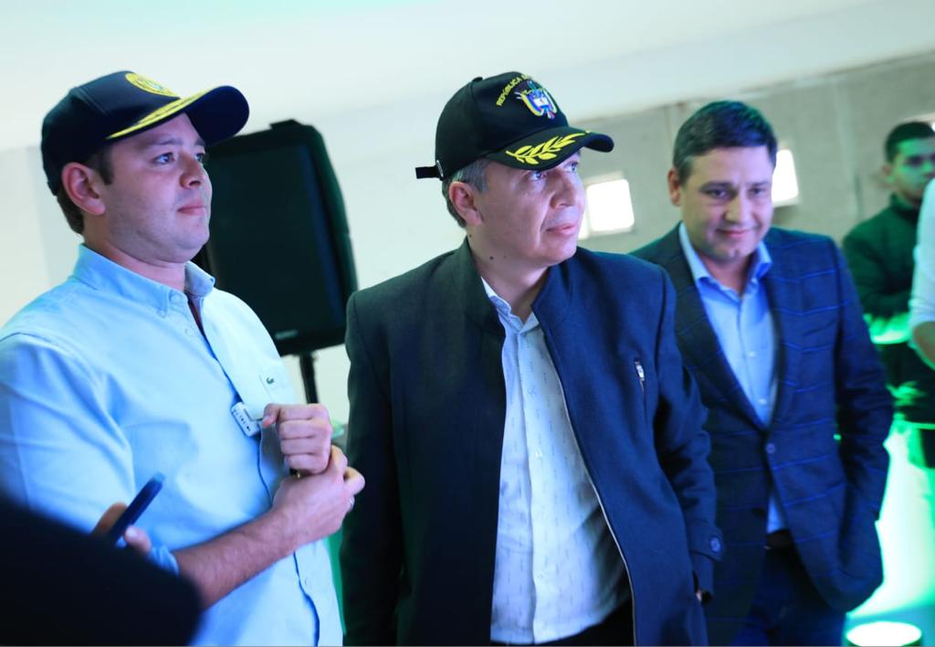 MinTransporte quiere mandar a guardar los carros particulares en hora pico 1 MinTransporte quiere mandar a guardar los carros particulares en hora pico El Ministro de Transporte, William Camargo, propuso restringir la movilidad de los vehículos particulares en horas pico, para así promover el uso del transporte público, declaraciones que están siendo foco de polémica en el país.