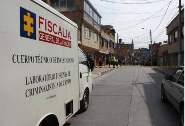 Encontraron asesinado y torturado a artista plástico en Teusaquillo En las últimas horas, se dio a conocer que el artista plástico Gonzalo Torres fue encontrado sin vida el pasado jueves 6 de julio al interior de su vivienda ubicada en el barrio Armenia de la localidad de Teusaquillo. El hombre fue encontrado amarrado de pies y manos con aparentes signos de tortura.