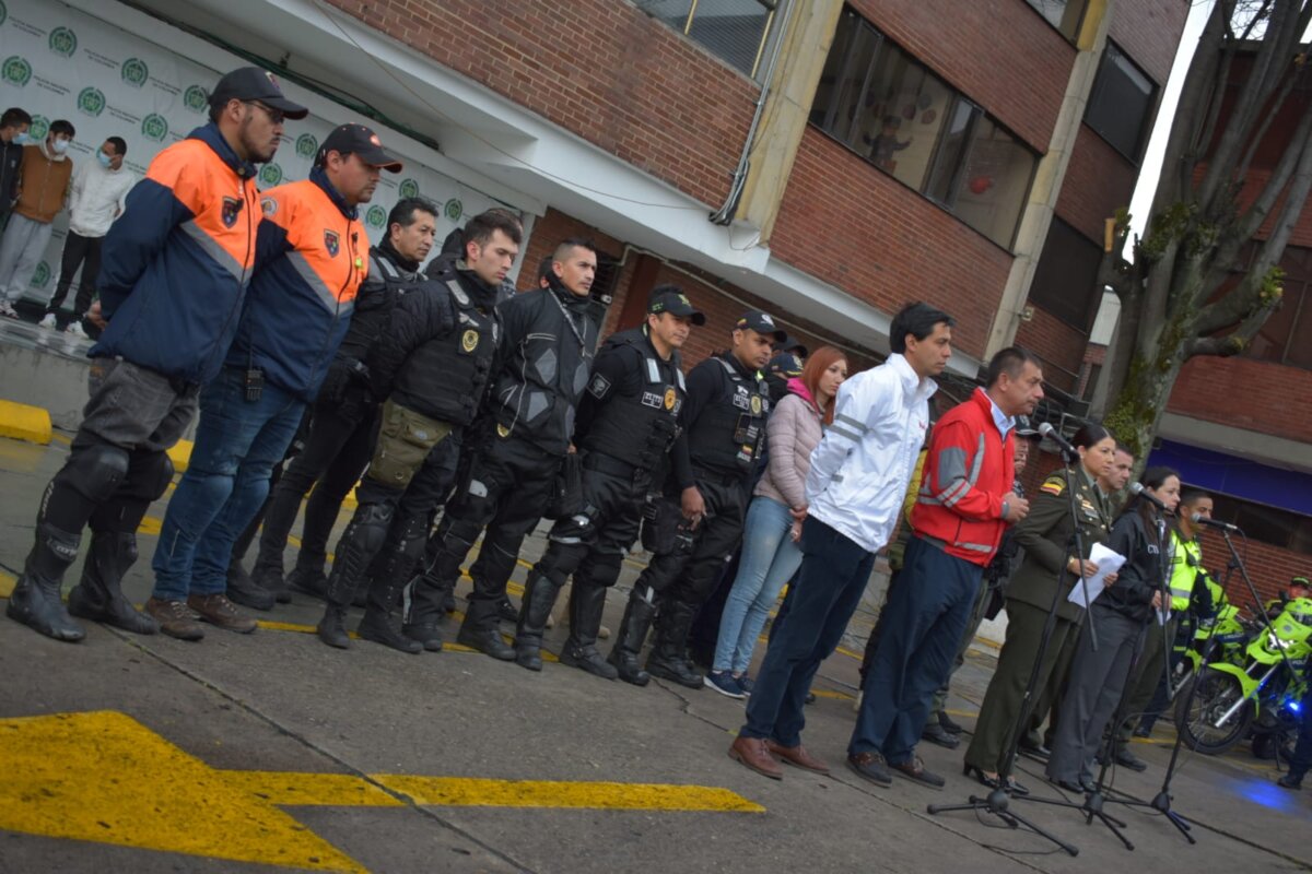 Moteros ayudarán a policías a combatir la delincuencia en Bogotá 1 Moteros ayudarán a policías a combatir la delincuencia en Bogotá Moteros trabajarán de manera articulada con la Secretaría de Seguridad y la Policía Metropolitana de Bogotá para combatir el hurto y otros delitos en la ciudad.