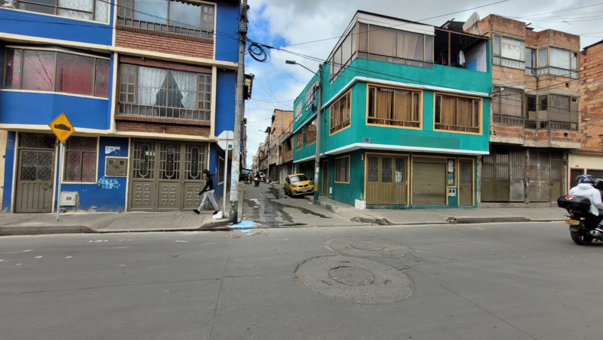 Mototaxi chocó contra un poste en Kennedy y murió Una imprudencia le costó la vida a un mototaxi: por ir conduciendo con exceso de velocidad, acabó chocando contra un poste en Kenendy