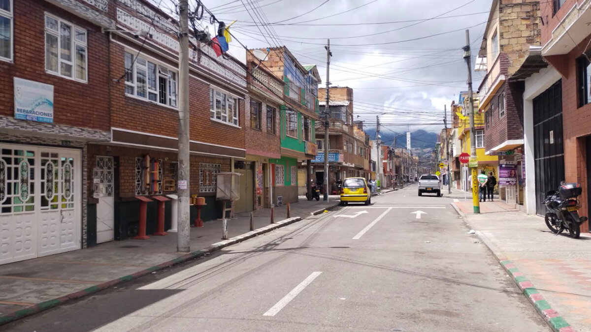 Mujer fue baleada en una tienda de Tunjuelito 3 Mujer fue baleada en una tienda de Tunjuelito El crimen de la mujer ocurrió en el barrio Fátima, de Tunjuelito, cuando iba rumbo a una tienda en compañía de otra dama.