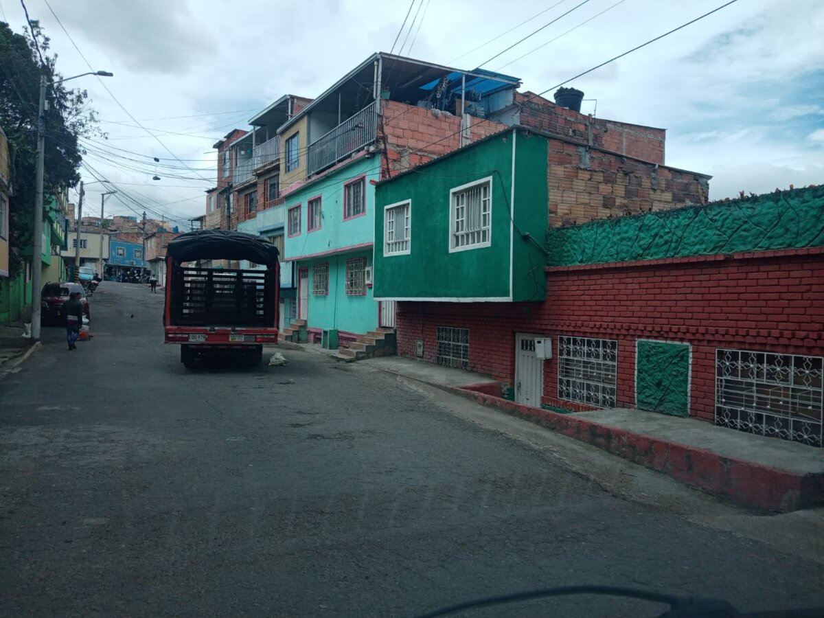 Mujer sobrevivió a cinco tiros en Ciudad Bolívar 1 Mujer sobrevivió a cinco tiros en Ciudad Bolívar La joven de 24 años recibió 5 impactos de bala cuando se encontraba llegando a su vivienda en el barrio Lucero Medio en Ciudad Bolívar.