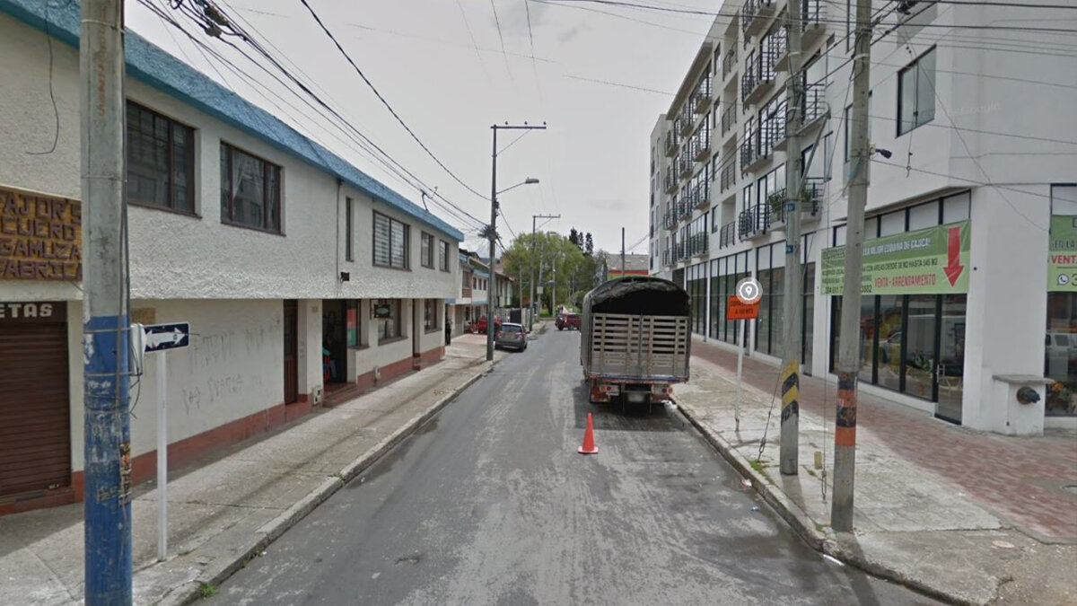 En Cajicá: batalla campal terminó en crimen de joven a puñal Un joven de 20 años fue la víctima fatal de una puñalada que recibió en medio de una pelea en la que participaron más de una decena de jóvenes en Cajicá, Cundinamarca. El agresor ya habría sido identificado por las autoridades.