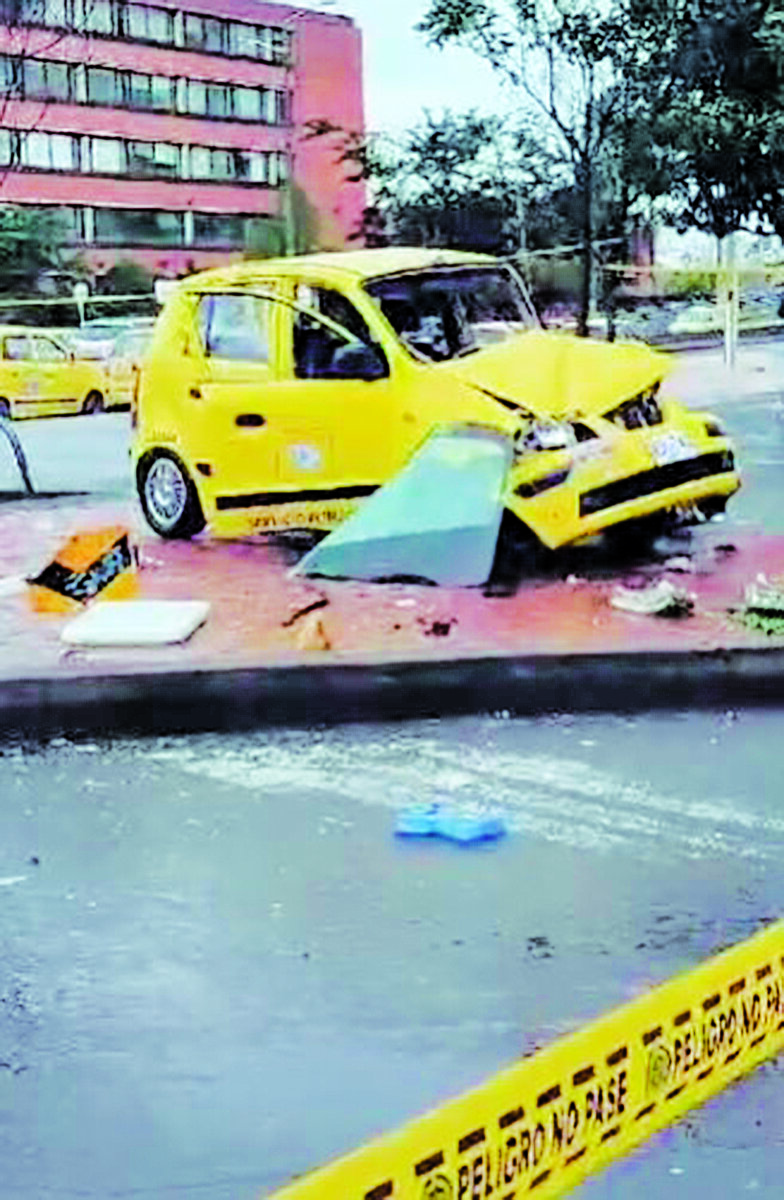 Murió taxista en accidente de tránsito en Los Mártires 1 Murió taxista en accidente de tránsito en Los Mártires Antes del mediodía de ayer un grave accidente de tránsito se registró a las afueras del centro comercial Mall Plaza, cuando un conductor de taxi perdió el control de su vehículo y terminó estrellándose contra el separador.