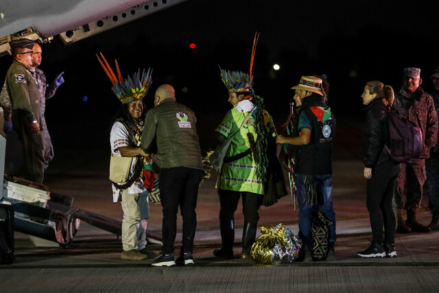 Niños de la selva fueron dados de alta: su familia se pelea la custodia 1 Niños de la selva fueron dados de alta: su familia se pelea la custodia En la noche de este jueves fueron dados de alta del Hospital Militar, en Bogotá, a los cuatro niños que fueron rescatados de la selva del Guaviare el pasado 9 de junio. Los menores fueron hospitalizados porque presentaban graves signos de deshidratación y desnutrición, tras haber pasado 40 días perdidos.