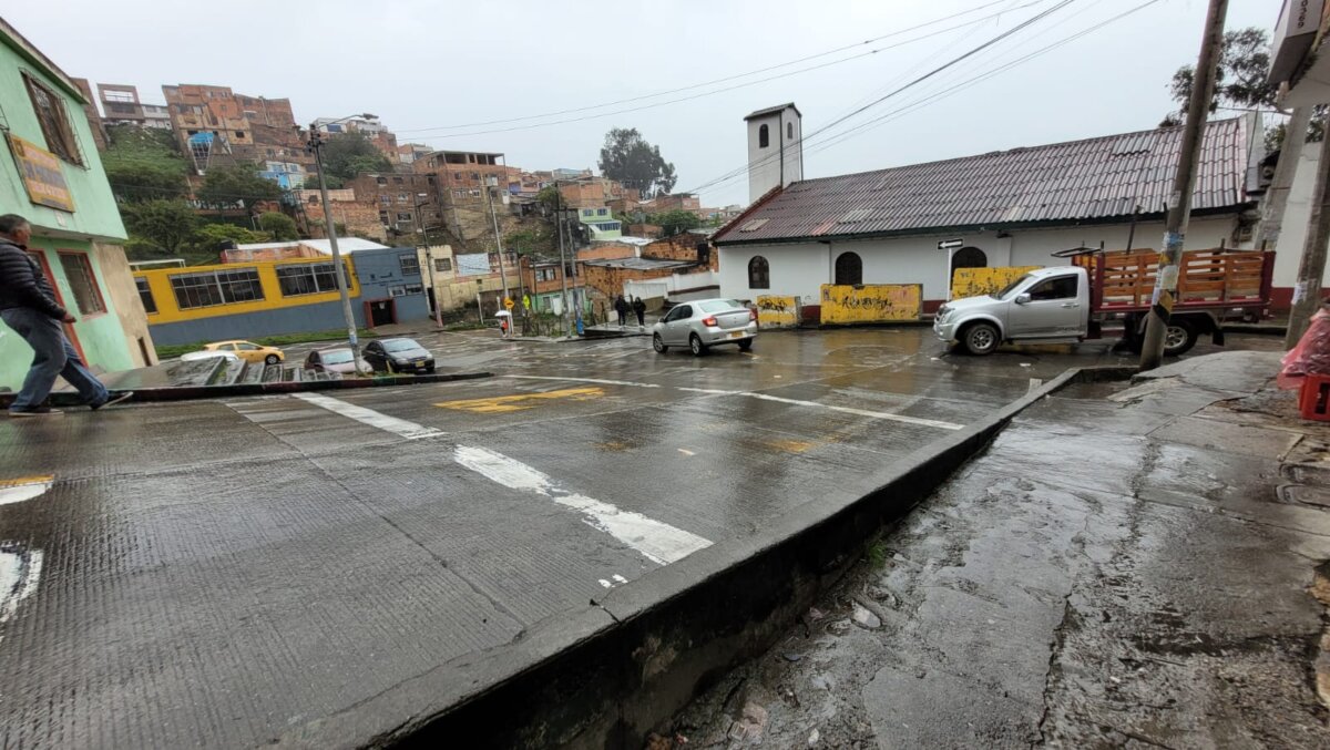 Nuevo accidente en 'la Pared de la muerte' La noche de este viernes volvió a suceder: en la esquina de la Transversal 4 bis este con Diagonal 28 bis B sur, en el barrio San Blas (San Cristóbal), dos personas que iban a bordo de un bicitaxi resultaron gravemente heridas, luego de sufrir un violento choque. El hecho sucedió en la curva que los propios habitantes del sector han bautizado como ‘La pared de la muerte’, dada la cantidad de víctimas fatales que han dejado los múltiples accidentes que allí se han reportado. Las víctimas fueron trasladadas de inmediato a un centro médico.