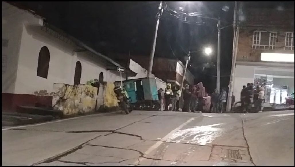 Nuevo accidente en 'la Pared de la muerte' La noche de este viernes volvió a suceder: en la esquina de la Transversal 4 bis este con Diagonal 28 bis B sur, en el barrio San Blas (San Cristóbal), dos personas que iban a bordo de un bicitaxi resultaron gravemente heridas, luego de sufrir un violento choque. El hecho sucedió en la curva que los propios habitantes del sector han bautizado como ‘La pared de la muerte’, dada la cantidad de víctimas fatales que han dejado los múltiples accidentes que allí se han reportado. Las víctimas fueron trasladadas de inmediato a un centro médico.